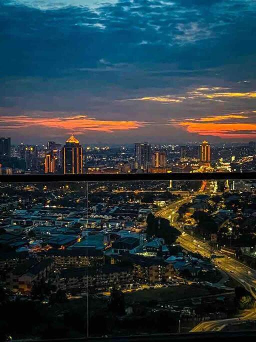 Cozy Aera Residence / Free Wi-Fi Netflix / Sunway Petaling Jaya Buitenkant foto